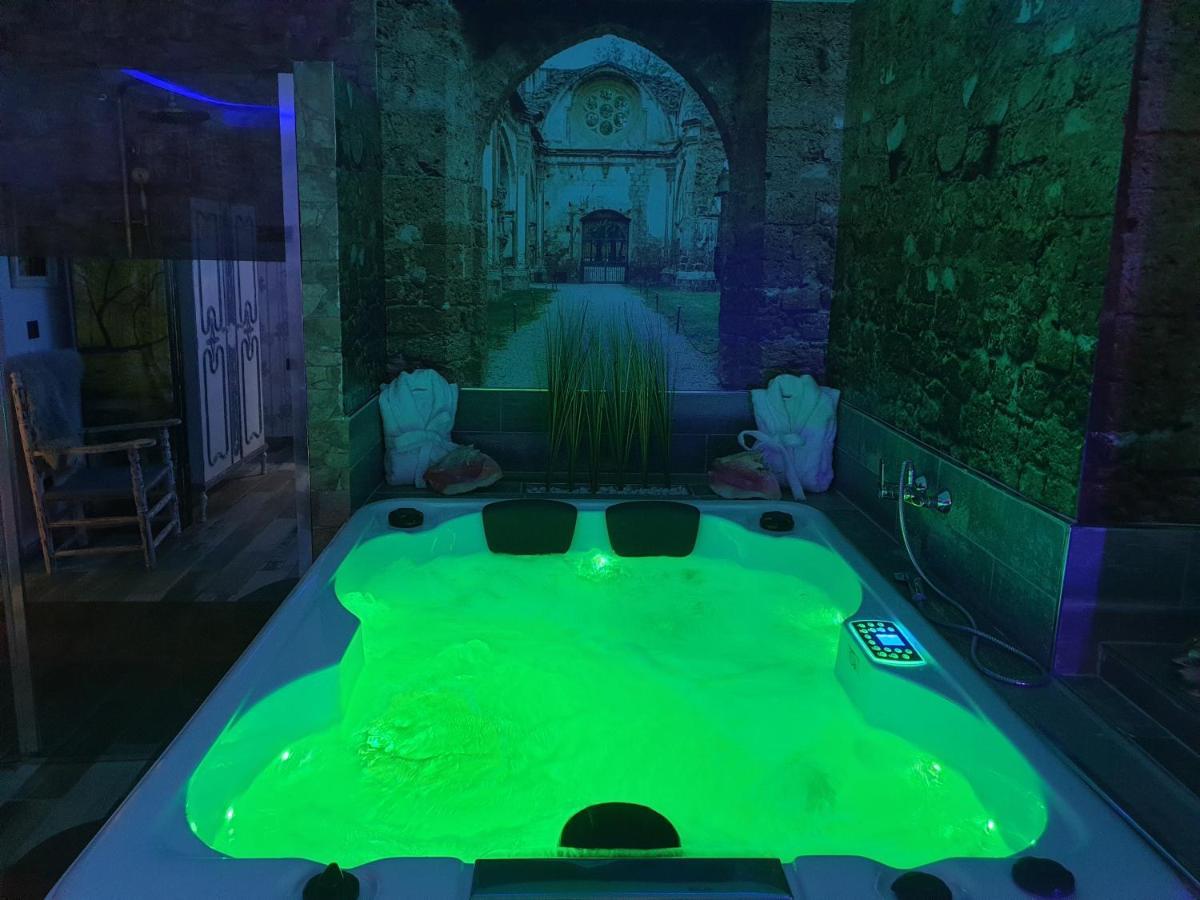 La Veguilla Deluxe Jacuzzi Apartment